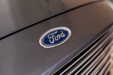 Kapalı otoparkta siyah Ford Füzyon Titanyum fotoğrafı.