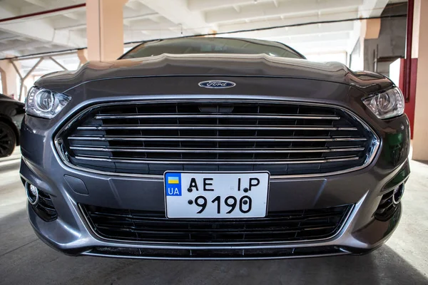 Foto de Ford Fusion Titanium preto em estacionamento coberto . — Fotografia de Stock