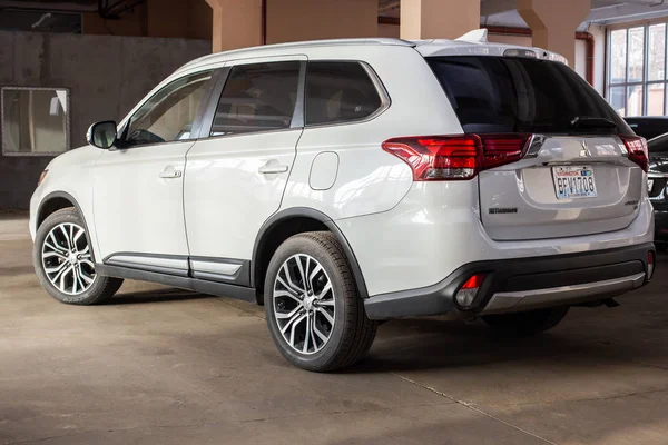 Foto de Mitsubishi Outlander preto em estacionamento coberto . — Fotografia de Stock