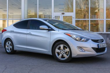 Krivoy Rog, Ukrayna - 13 Nisan 2020: Açık havada gümüş Hyundai Elantra fotoğrafı.