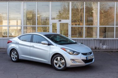 Krivoy Rog, Ukrayna - 13 Nisan 2020: Açık havada gümüş Hyundai Elantra fotoğrafı.