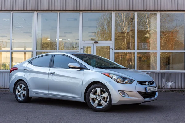 Krivoy Rog, Ukrayna - 13 Nisan 2020: Açık havada gümüş Hyundai Elantra fotoğrafı.