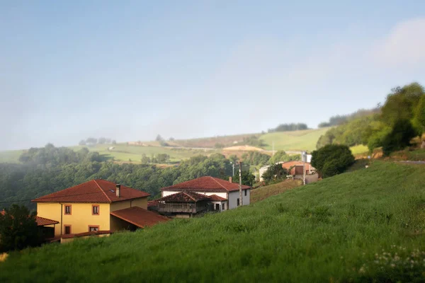 Küçük Avrupa köyde sabah sis — Stok fotoğraf