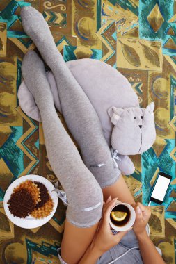 Genç kız bazı çayı ve Waffel ile rahatlatıcı