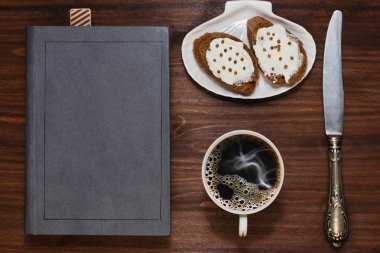 Kitap okurken Servis Kahvaltı