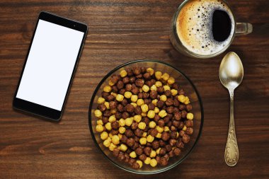 Web bir kahvaltı yaparken tarama