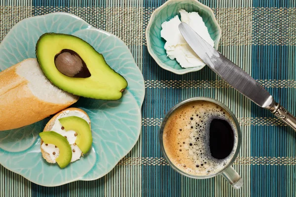 Brunch com queijo espalhando, coentro e abacate — Fotografia de Stock