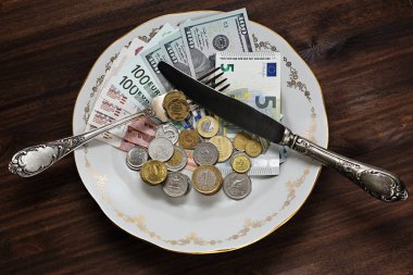 Plaka üzerinde farklı ülkelerin para