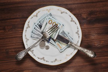 Bir plaka ile birkaç yüz dolar ahşap arka plan üzerinde