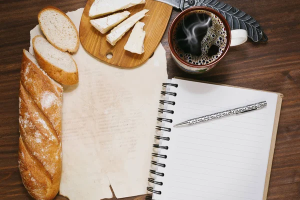 Планування часу під час перерви на каву з хлібом та сиром — стокове фото