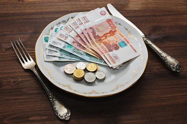 Gümüş bir tepside Rus ruble