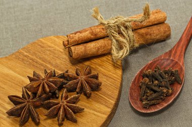 anason, tarçın ve karanfil baharat
