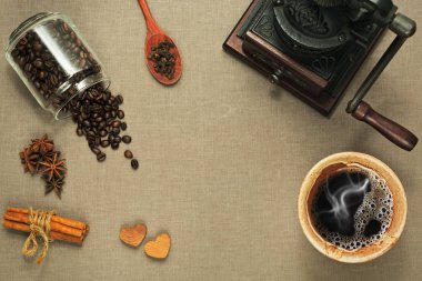 Fincan kahve, Kahve değirmeni ve kaba tekstil üzerinde farklı baharatlar