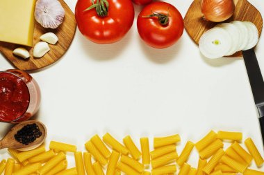 Makarna infredients beyaz dokulu arka plan üzerinde