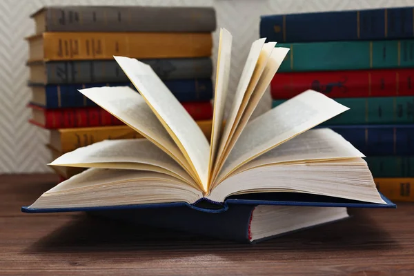 Kitap yığını önünde açık kitap