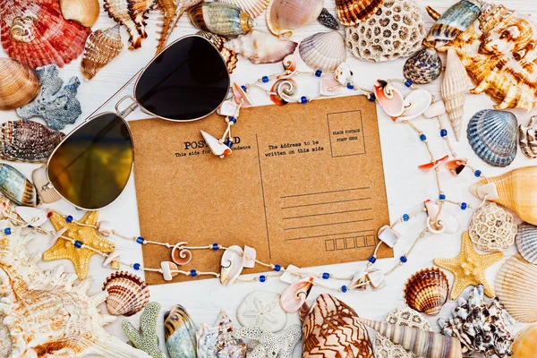 Medelhavet stil Stilleben med vintage vykort, sunglasse — Stockfoto