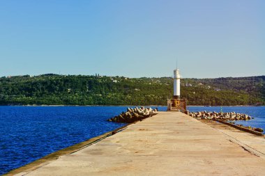İskelenin sonunda deniz feneri