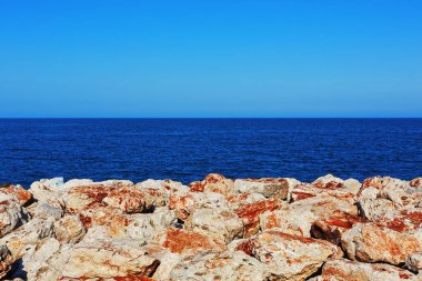 Açık gökyüzü ve rock hattı geometrik deniz manzarası