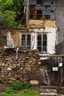 Veliko Tarnovo küçük Caddesi üzerinde konut bina terk,