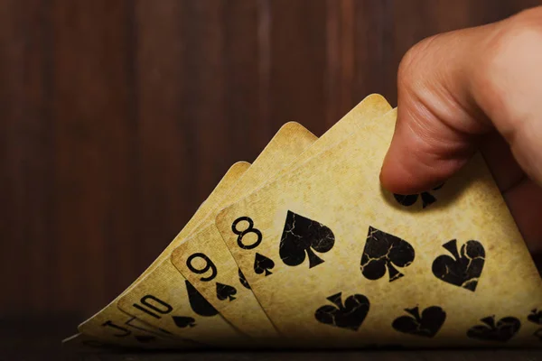 Χαρτιά του πόκερ vintage είναι στο ένα χέρι ο άνθρωπος — Φωτογραφία Αρχείου