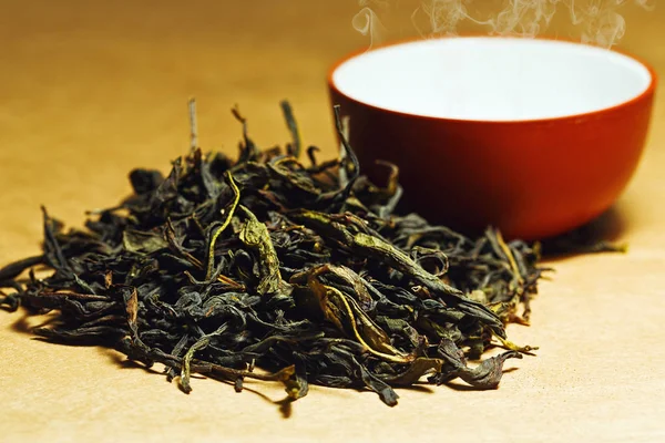 Geleneksel Çince Kupası kuru çay yaprakları
