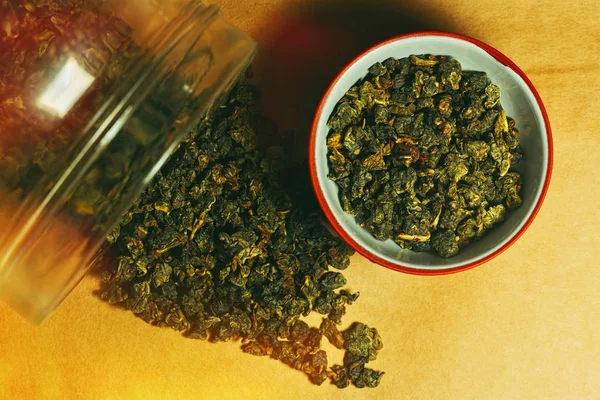 Yeşil oolong çay kavanozu ve Kupası