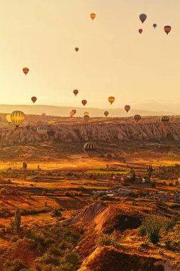 Balonlar Cappadocia üzerinde yumuşak yumuşak ışık