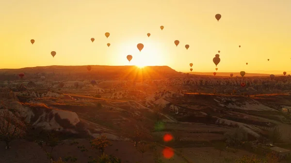 Globos turísticos sobre Capadocia durante el amanecer —  Fotos de Stock