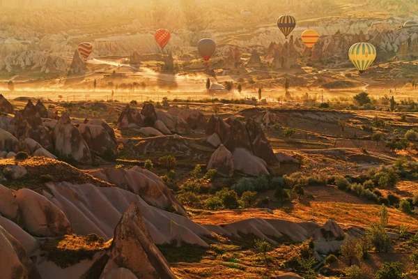 Fantástico paisaje de Capadocia con globos por la mañana —  Fotos de Stock