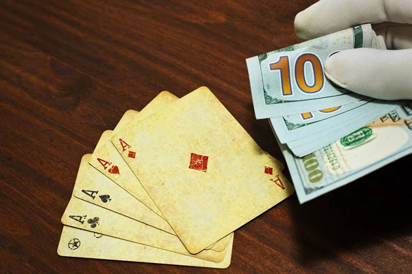 Πόκερ στοίχημα σε μετρητά είναι στο ένα χέρι ο άνθρωπος — Φωτογραφία Αρχείου