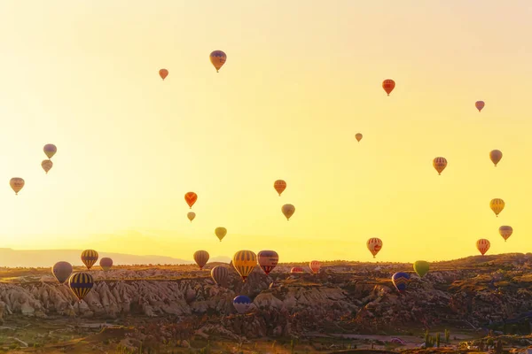 Ballonfahrten im Sonnenaufgang in Kappadokien, Türkei — Stockfoto