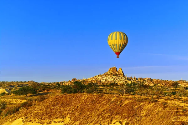 Roca utilizada como castillo en la antigüedad y globo turístico —  Fotos de Stock