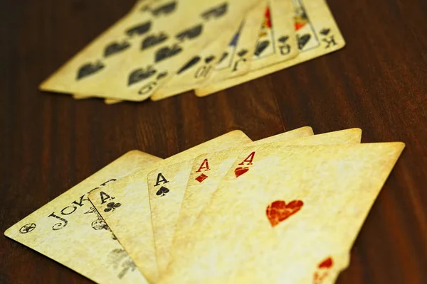 Покерные комбинации на деревянном столе — стоковое фото