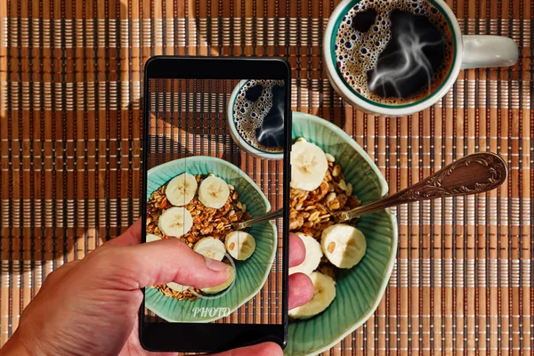 La persona está haciendo una foto del brakfast con un teléfono celular — Foto de Stock