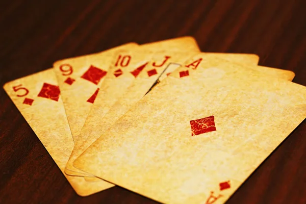 Poker jouer aux cartes sur la table — Photo