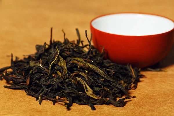 Kırmızı çay yaprakları ve geleneksel Kupası