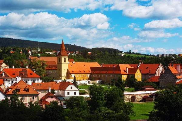 Ortaçağ manastır bahçesinde görünümü Vltava Nehri kıyısında — Stok fotoğraf