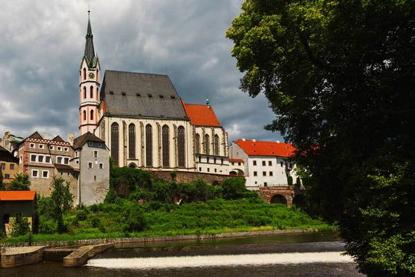Saint Vitus Katedrali Vltava Nehri'nin Cesky Krumlov görünümünün — Stok fotoğraf