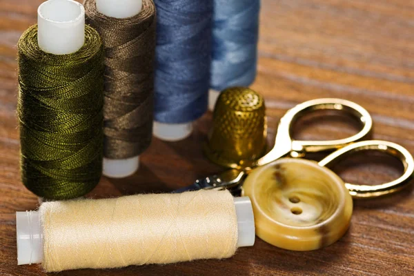 Thread reels, scissors and thimble — Stock Photo, Image