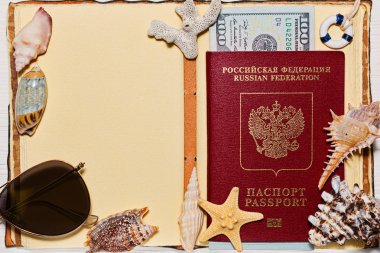 Seyahat kitabı Rus pasaportu ve deniz kabukları ile açıldı