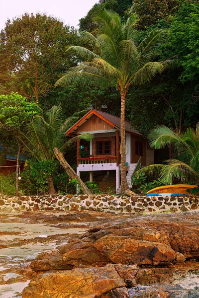 Hotel Bungalov v Thajsku mezi džunglí a pláž — Stock fotografie