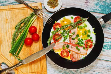 Pastırma, domates ve otlar ile kızarmış yumurta