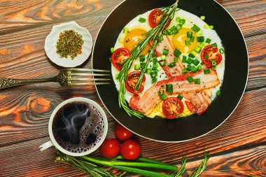 Sahanda yumurta ve sade kahve Kahvaltı