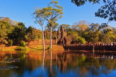 Kanal, Kamboçya Angkor antik kenti kapıya Manzaralı