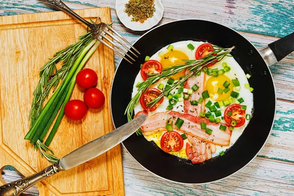 Pastırma, domates ve otlar ile kızarmış yumurta