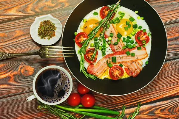 Sahanda yumurta ve sade kahve Kahvaltı