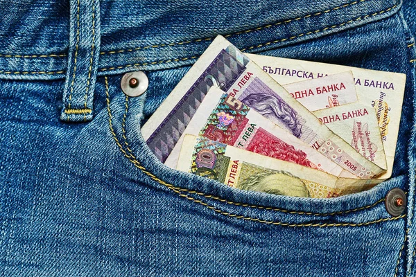 Aşınmış kot pantolon cebinde bir kaç Bulgar banka notları