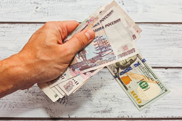 Exchange için yüz ABD bebek için çok Rus para veren