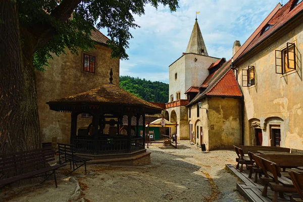 Belső udvar vonatkozó Krivoklat castle, Csehország — Stock Fotó