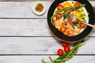 Sahanda yumurta flatlay üzerinde dayalı geleneksel kahvaltı